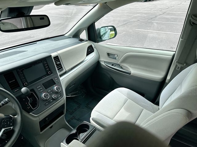 Vehicle image 27 of 35