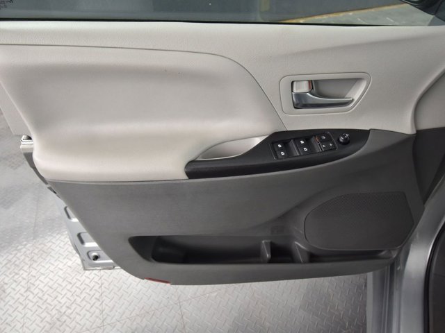 Vehicle image 14 of 16