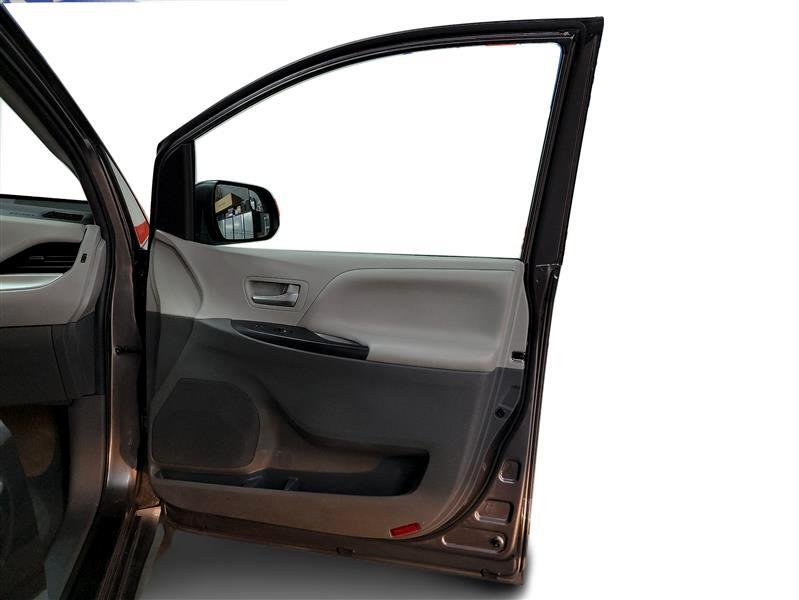 Vehicle image 21 of 23