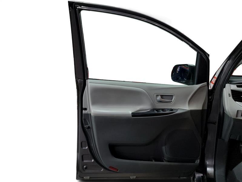 Vehicle image 20 of 23