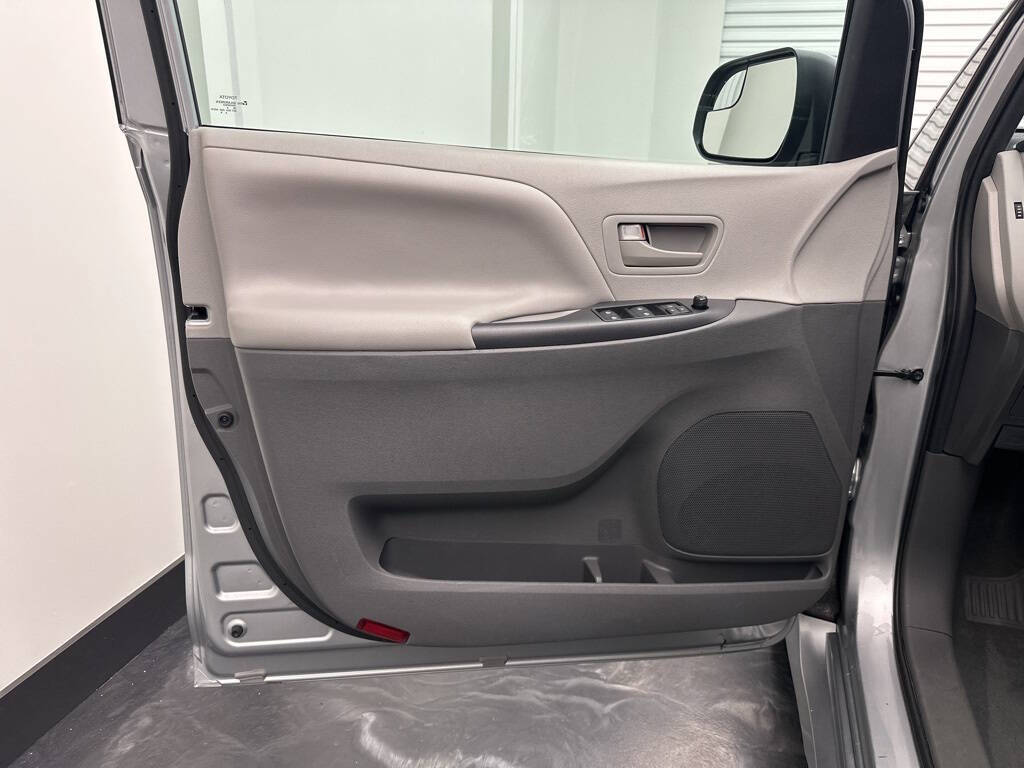 Vehicle image 17 of 28