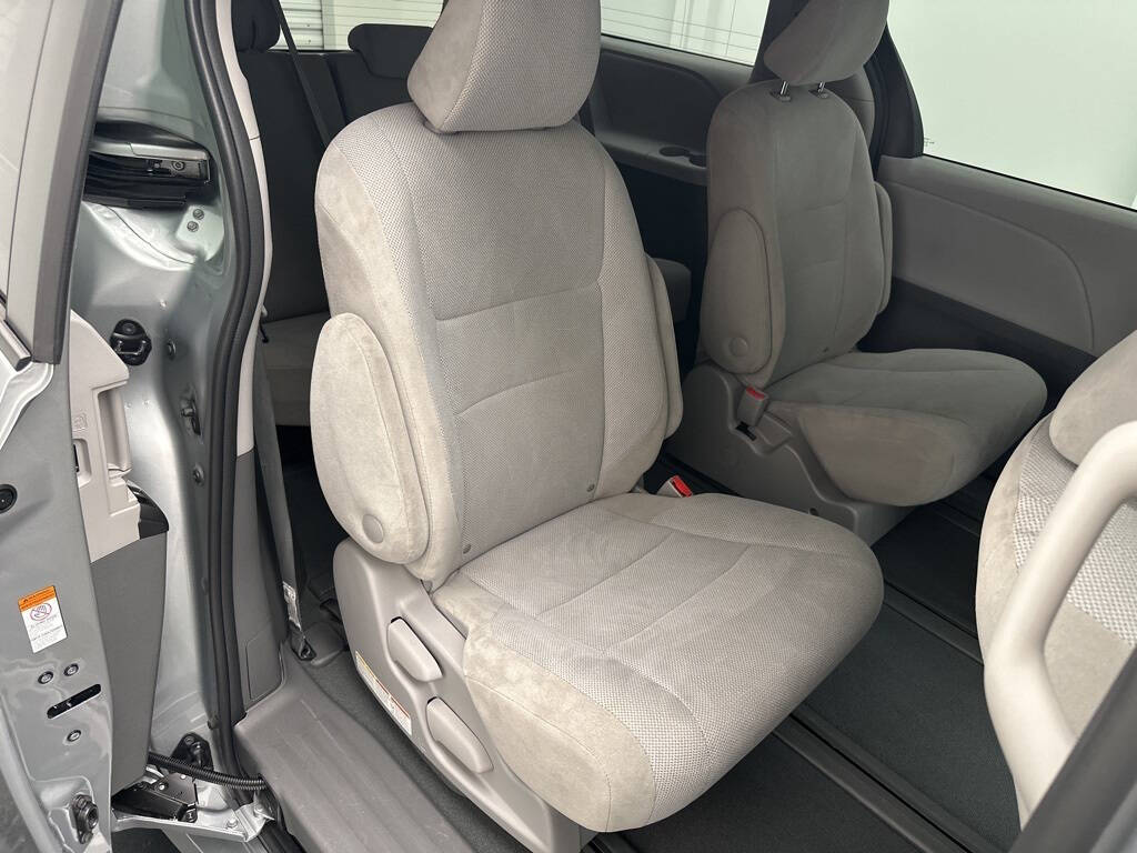 Vehicle image 13 of 28