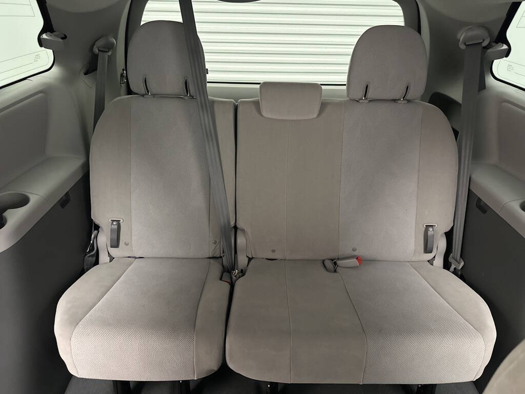 Vehicle image 14 of 28