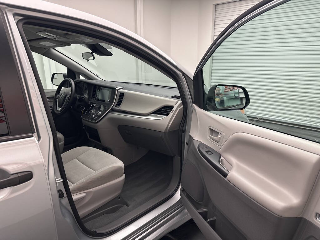 Vehicle image 10 of 28