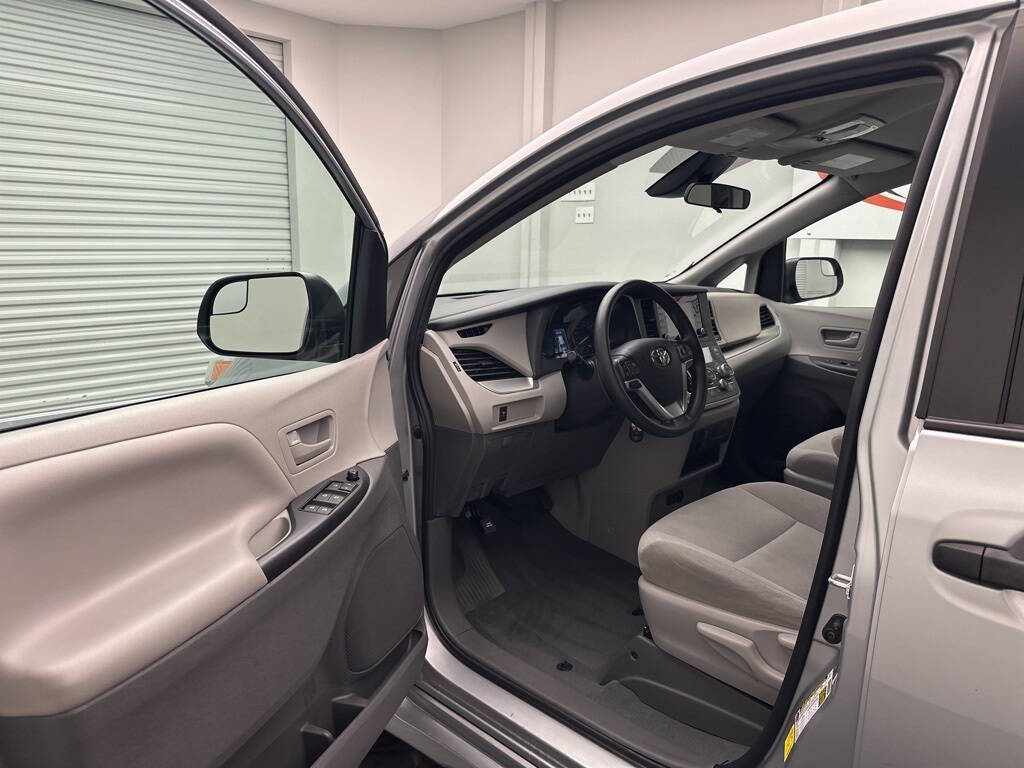 Vehicle image 7 of 28