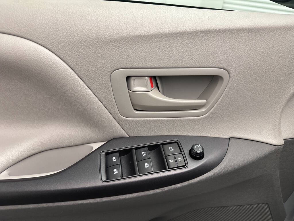 Vehicle image 18 of 28
