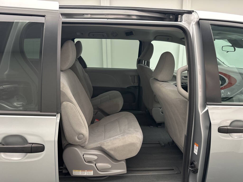 Vehicle image 9 of 28