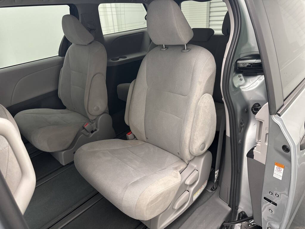 Vehicle image 15 of 28