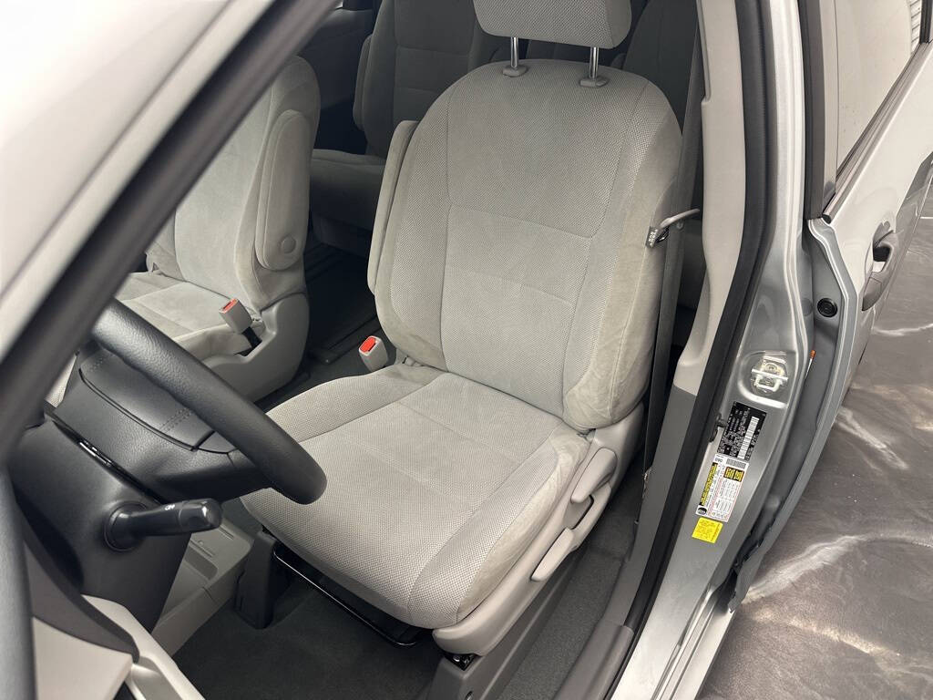 Vehicle image 16 of 28