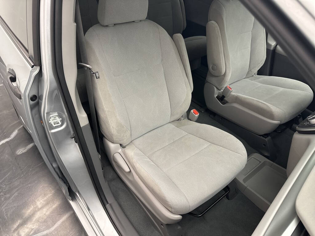 Vehicle image 11 of 28