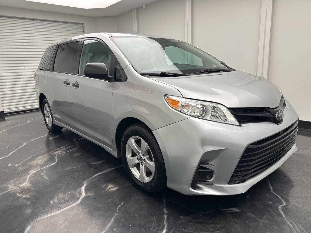 Vehicle image 3 of 28