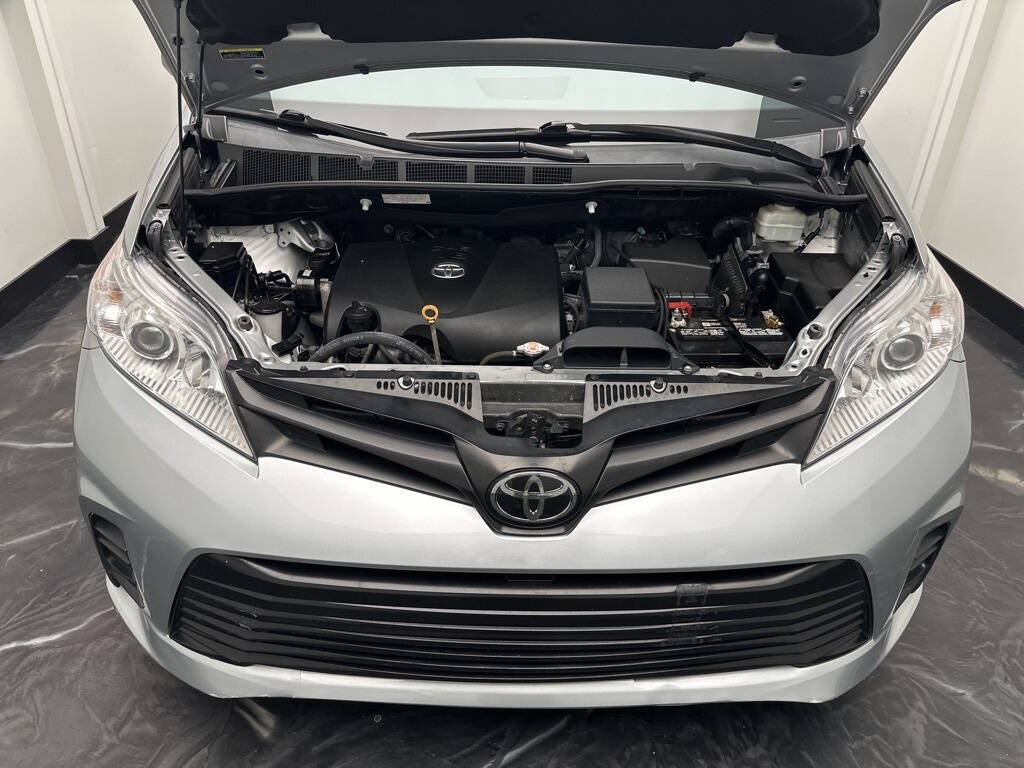 Vehicle image 24 of 28