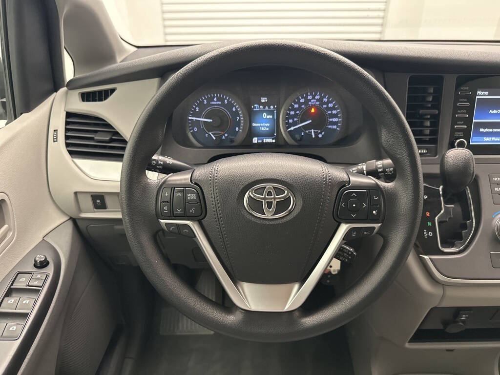 Vehicle image 20 of 28