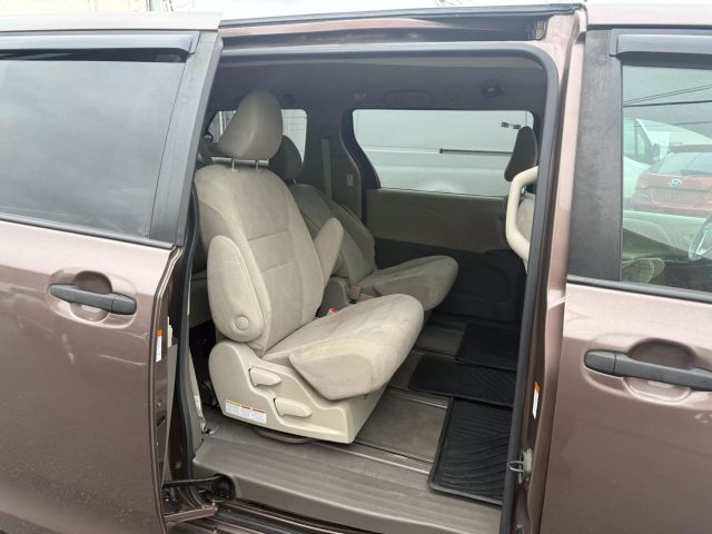 Vehicle image 26 of 31