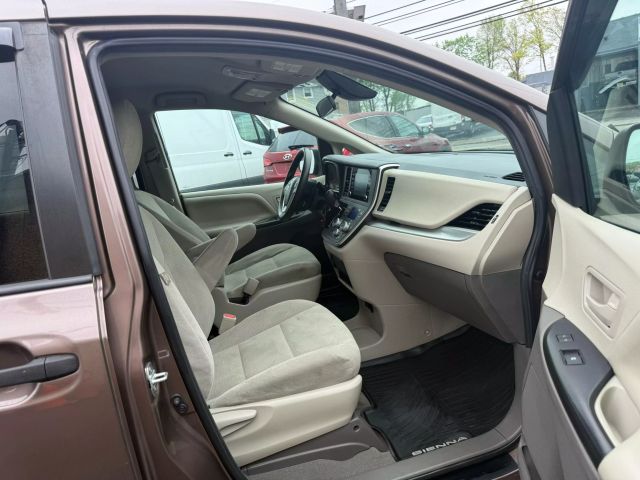 Vehicle image 24 of 31