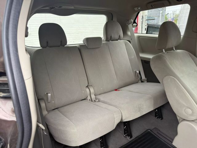 Vehicle image 25 of 31