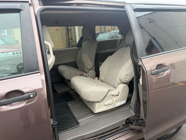 Vehicle image 28 of 31