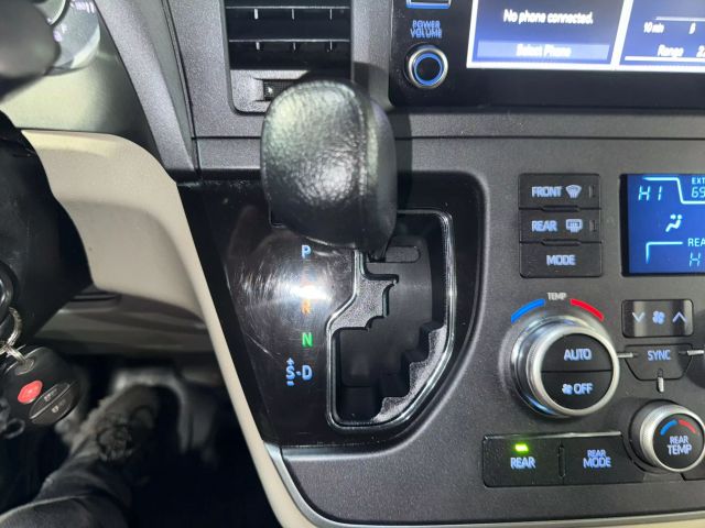 Vehicle image 17 of 31