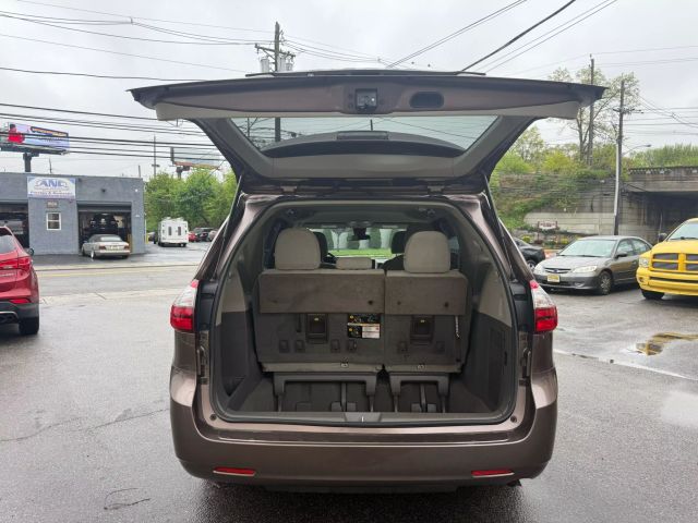 Vehicle image 27 of 31