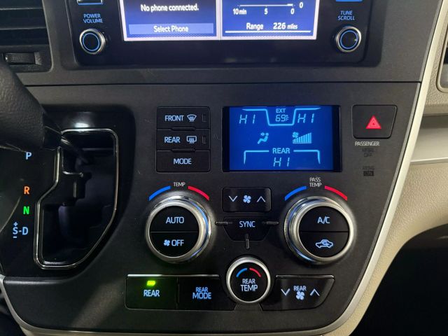 Vehicle image 19 of 31