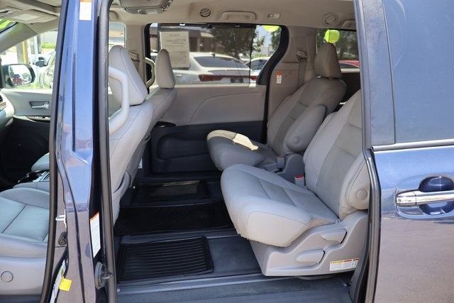 Vehicle image 18 of 62