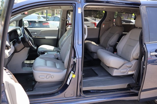 Vehicle image 17 of 62