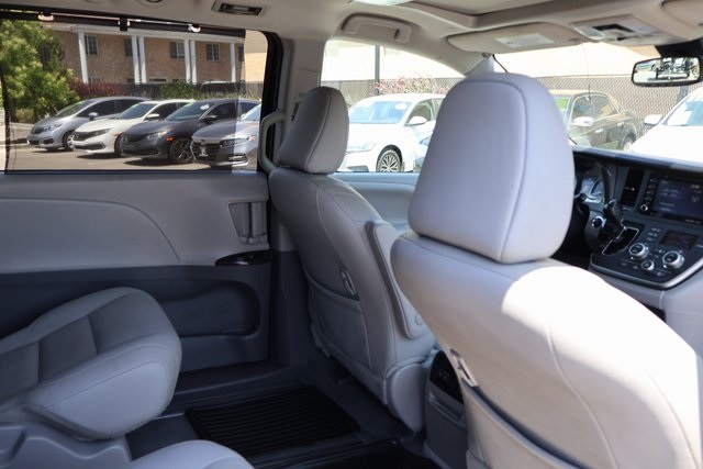 Vehicle image 27 of 62