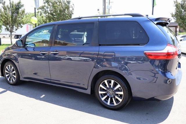 Vehicle image 9 of 62