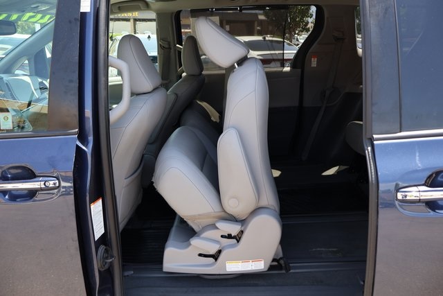Vehicle image 32 of 62