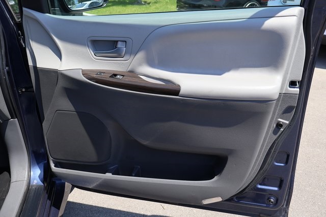 Vehicle image 21 of 62