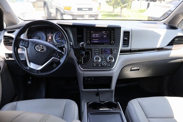 Vehicle image 33 of 62