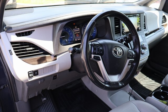 Vehicle image 16 of 62