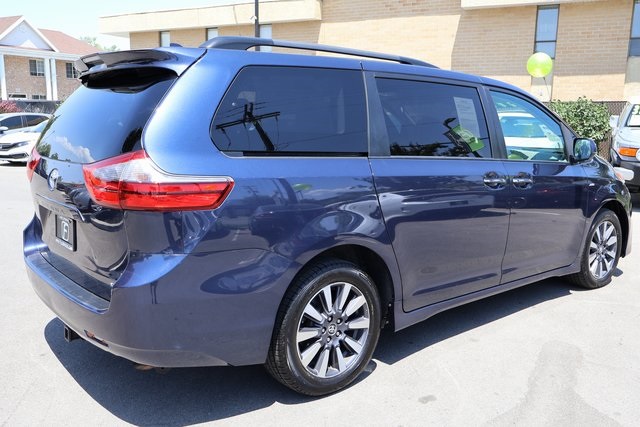 Vehicle image 6 of 62