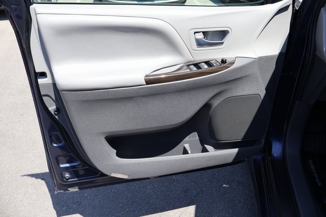 Vehicle image 13 of 62