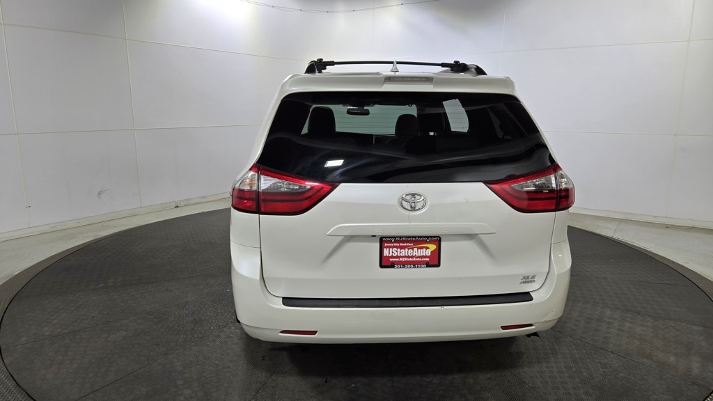 Vehicle image 6 of 39