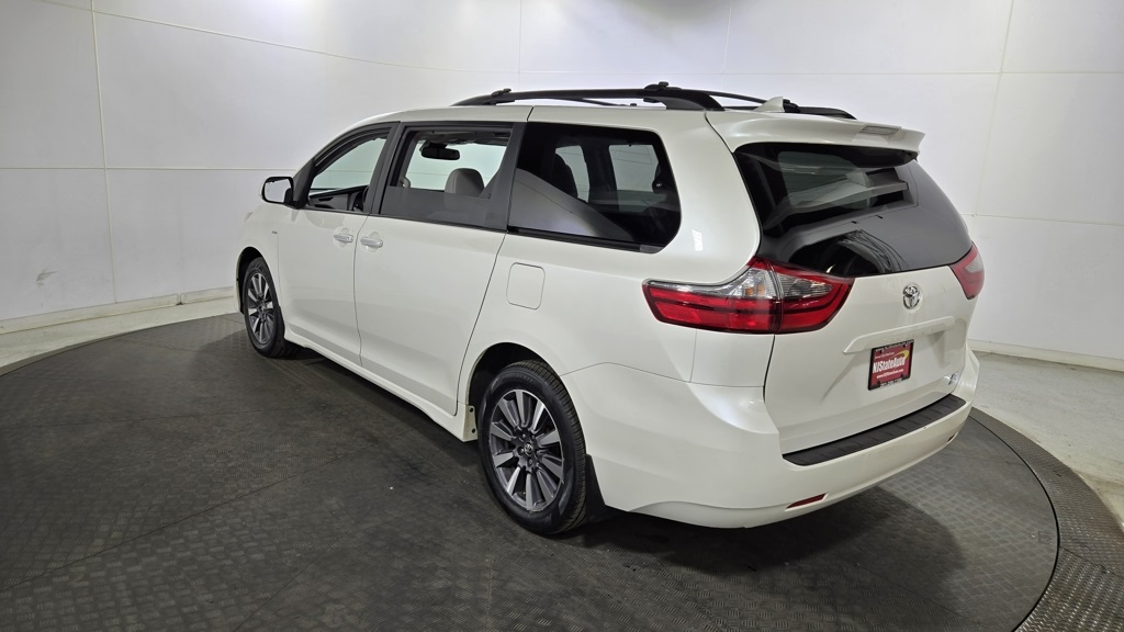 Vehicle image 7 of 39