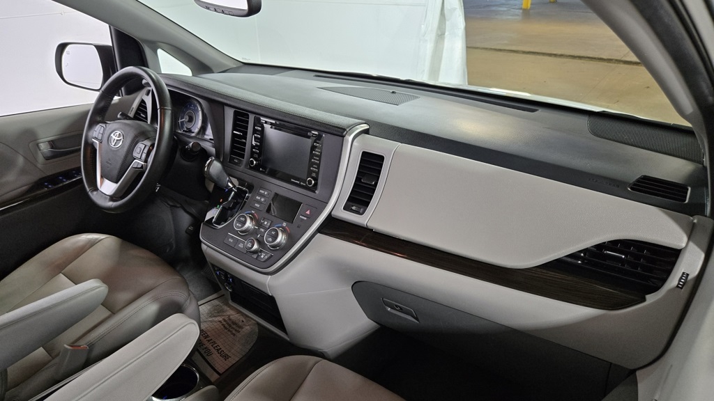 Vehicle image 37 of 39