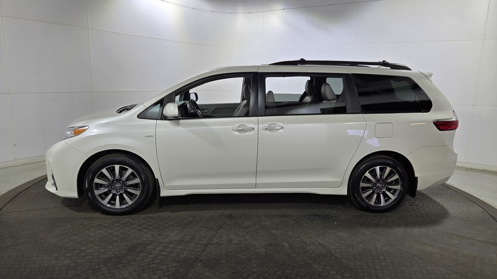 Vehicle image 8 of 39