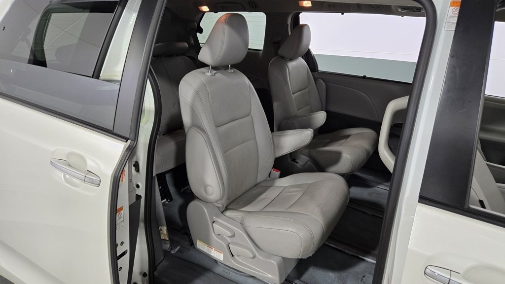 Vehicle image 36 of 39