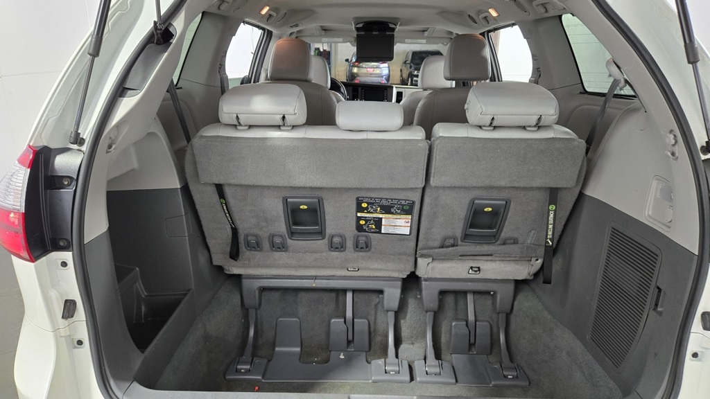 Vehicle image 34 of 39