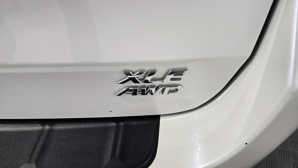 Vehicle image 33 of 39
