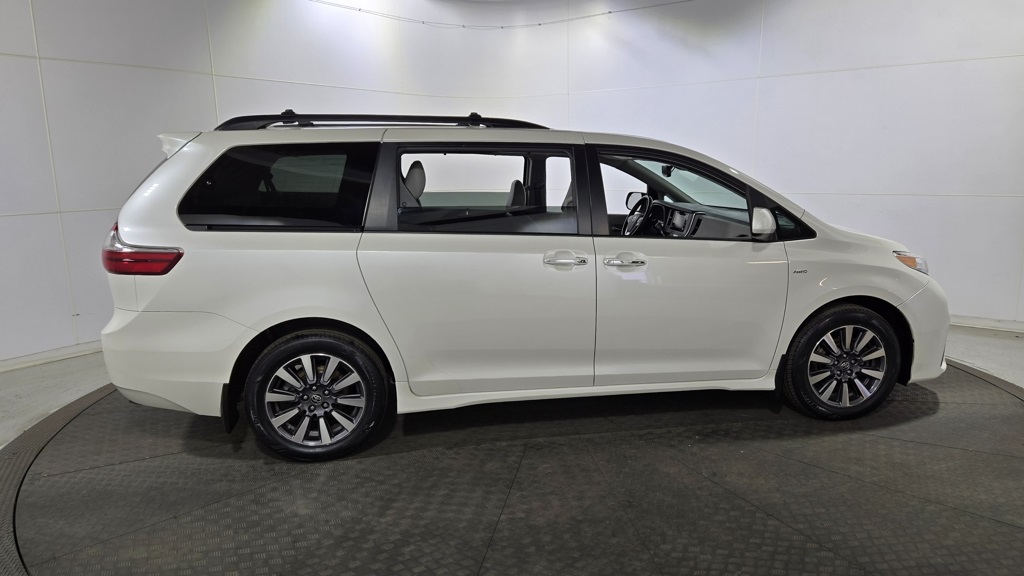 Vehicle image 4 of 39
