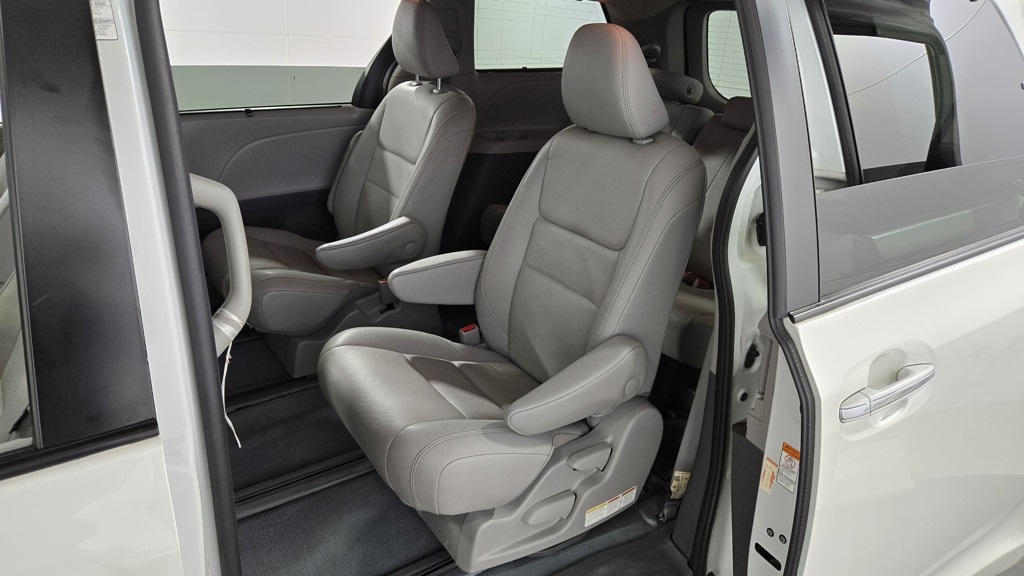 Vehicle image 26 of 39