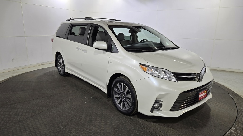 Vehicle image 3 of 39