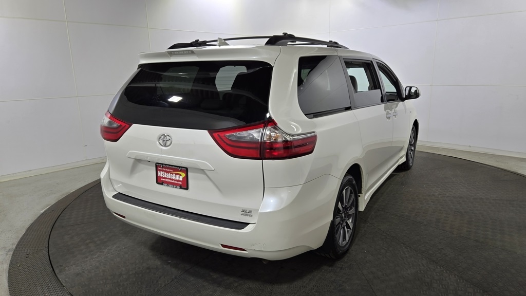 Vehicle image 5 of 39