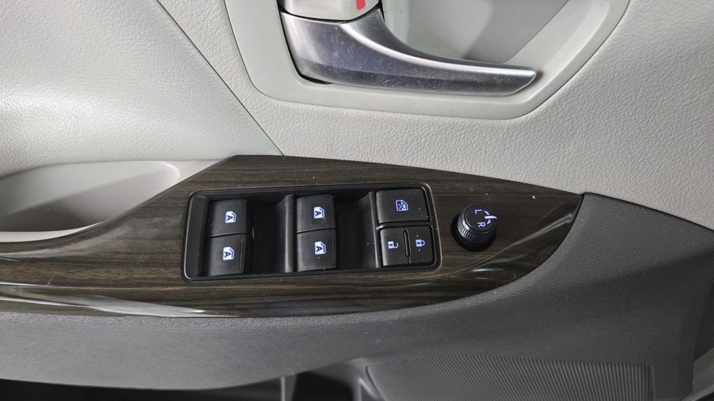 Vehicle image 22 of 39