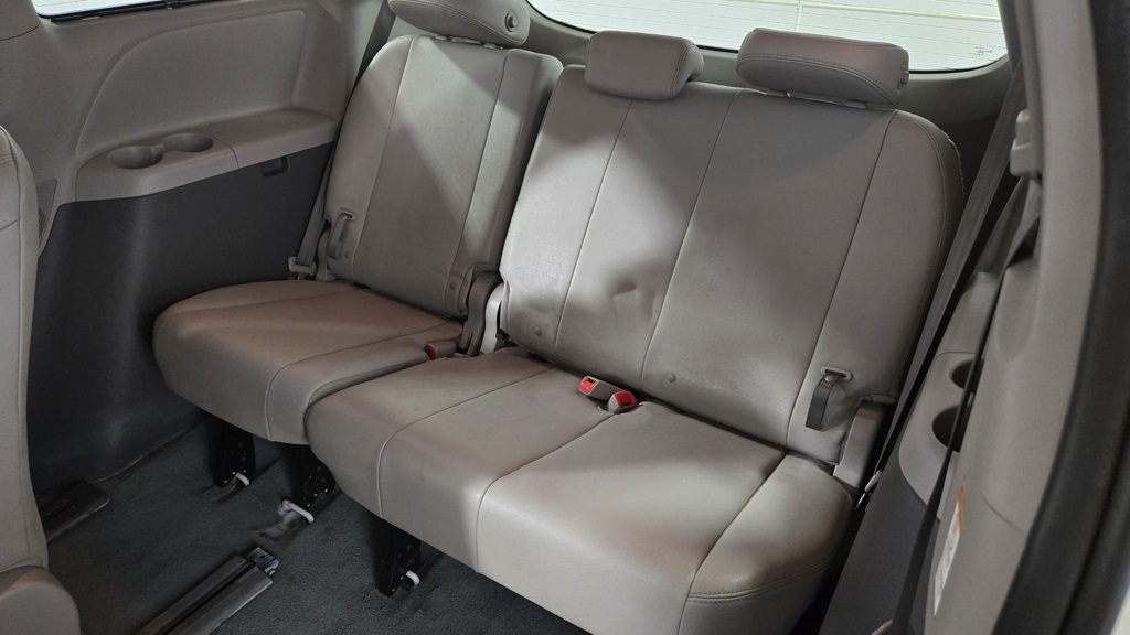 Vehicle image 27 of 39