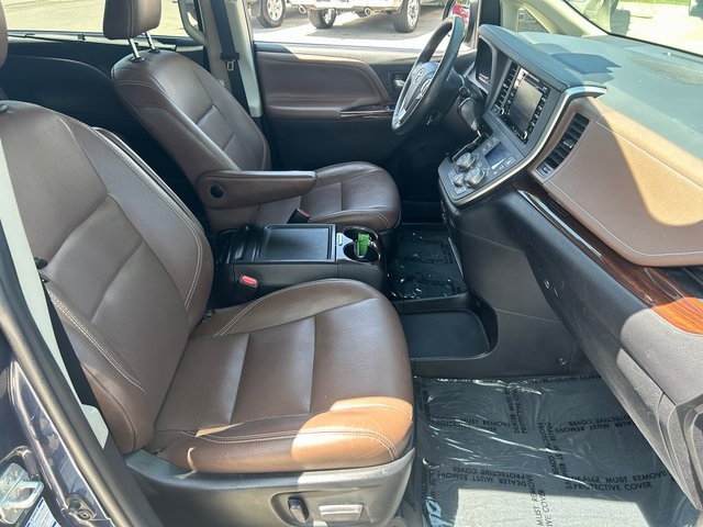 Vehicle image 14 of 45