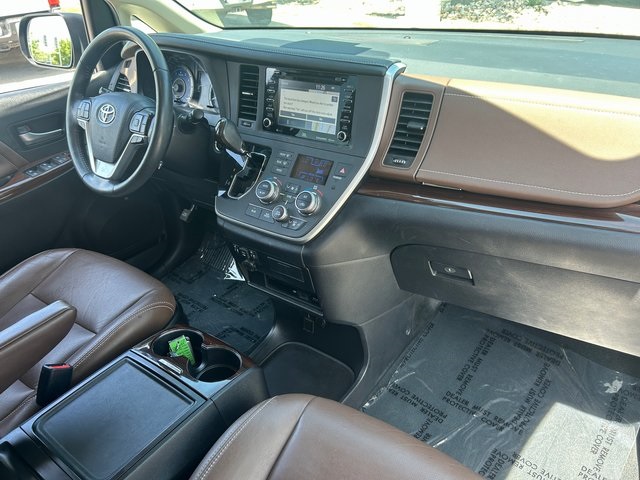 Vehicle image 17 of 45