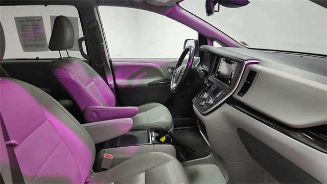 Vehicle image 25 of 27
